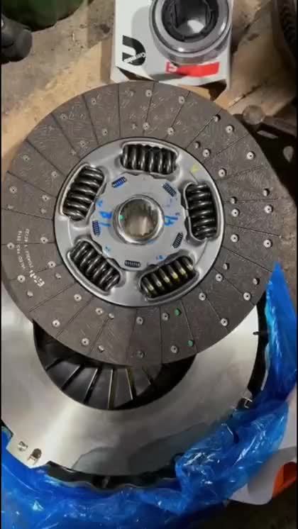 Heavy-duty clutch repair work by mobile truck mechanic