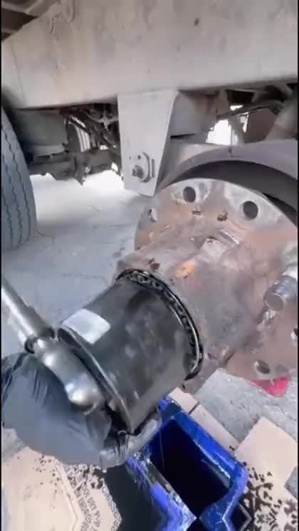 Roadside wheel hub repair on heavy-duty truck